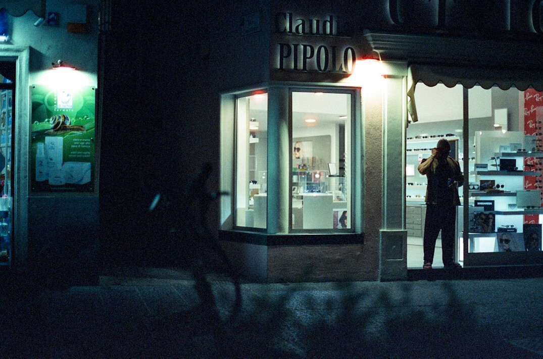 store detective watching shoplifters